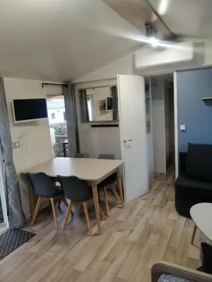Cuisine ou kitchenette dans l'établissement MHVACANCES LOUENT PLUSIEURS MOBILHOMES DANS CAMPING 4 ETOILES PROCHE CHATEAUX et ZOO BEAUVAL