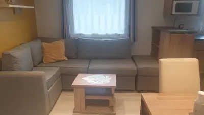 Coin salon dans l'établissement MHVACANCES LOUENT PLUSIEURS MOBILHOMES DANS CAMPING 4 ETOILES PROCHE CHATEAUX et ZOO BEAUVAL