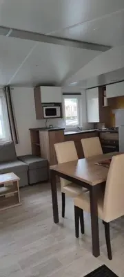 Cuisine ou kitchenette dans l'établissement MHVACANCES LOUENT PLUSIEURS MOBILHOMES DANS CAMPING 4 ETOILES PROCHE CHATEAUX et ZOO BEAUVAL