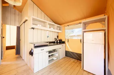 Cuisine ou kitchenette dans l'établissement Glamping Loire Valley