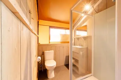Salle de bains dans l'établissement Glamping Loire Valley