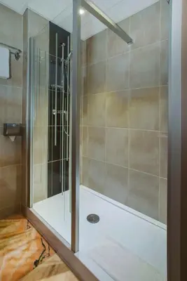 Salle de bains dans l'établissement Brit Hotel Tours Sud – Le Cheops