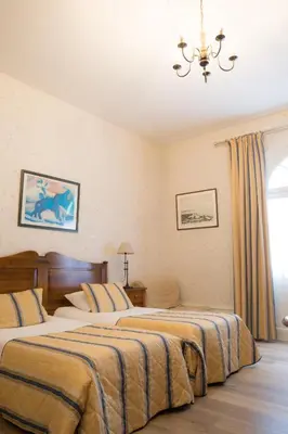 Un ou plusieurs lits dans un hébergement de l'établissement Logis Hôtel Le Plantagenêt