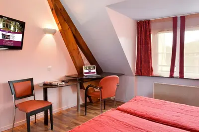 Télévision ou salle de divertissement dans l'établissement Logis Hôtels Le Saint Georges
