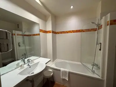 Salle de bains dans l'établissement Kyriad Hotel Tours Centre