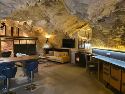 Télévision ou salle de divertissement dans l'établissement La Grotte du Moulin