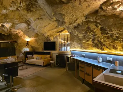 Télévision ou salle de divertissement dans l'établissement La Grotte du Moulin