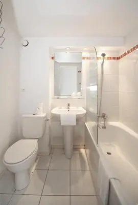 Salle de bains dans l'établissement The Originals City, Hôtel Ambacia, Tours Sud