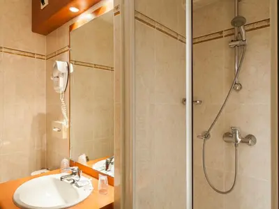Salle de bains dans l'établissement Hotel Kyriad Tours St Pierre des Corps Gare