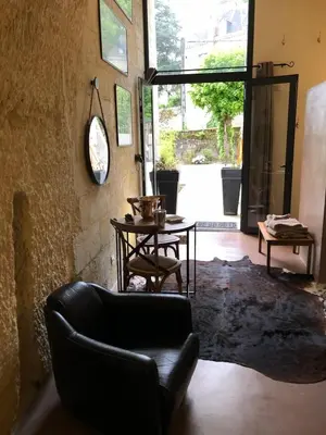 Coin salon dans l'établissement Chambre Troglodytique Villa Marie Louise