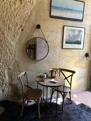 Coin salon dans l'établissement Chambre Troglodytique Villa Marie Louise