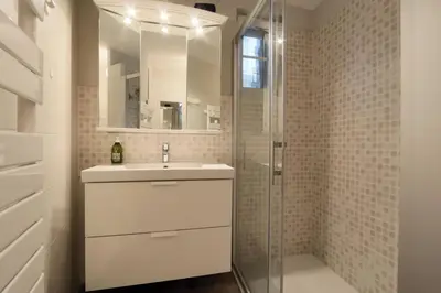 Salle de bains dans l'établissement Elegant and spacious T2 #Tours #Halles #Courprivée