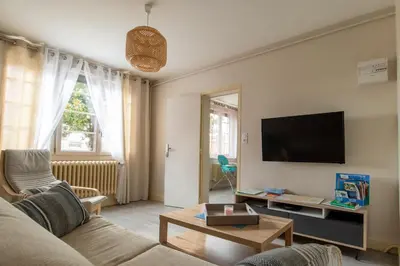 Télévision ou salle de divertissement dans l'établissement Maison aux portes de Beauval