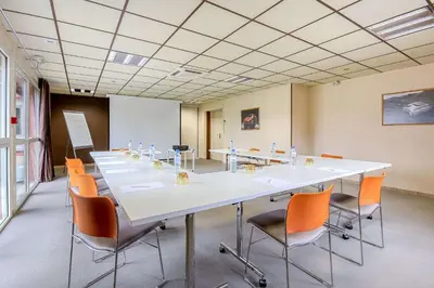 Espace de conférence ou salle de réunion dans l'établissement Brit Hotel Les Evens