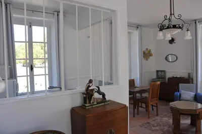 Coin salon dans l'établissement La Terrasse de L'Orangerie du Château - Art Nouveau - GITE 2 Personnes