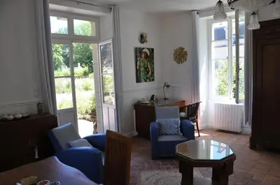 Coin salon dans l'établissement La Terrasse de L'Orangerie du Château - Art Nouveau - GITE 2 Personnes