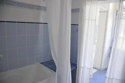 Salle de bains dans l'établissement La Terrasse de L'Orangerie du Château - Art Nouveau - GITE 2 Personnes