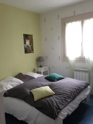 Un ou plusieurs lits dans un hébergement de l'établissement Chambre privée calme,campagne,étape,déplacement pro,abri moto vélo,parking