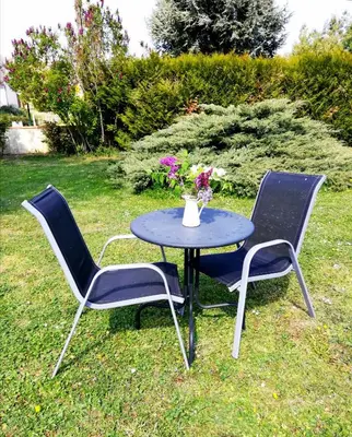 Jardin de l'établissement Chambre privée calme,campagne,étape,déplacement pro,abri moto vélo,parking