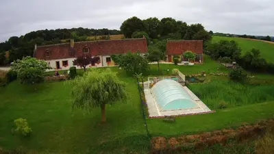 Piscine de l'établissement GITE DU HOUSSAY ou située à proximité