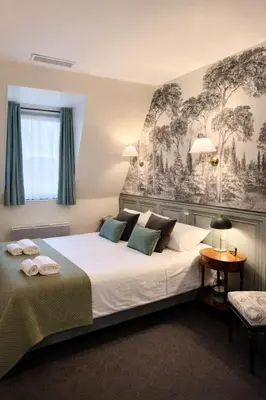 Un ou plusieurs lits dans un hébergement de l'établissement The Originals Boutique, Hôtel Le George , Loches