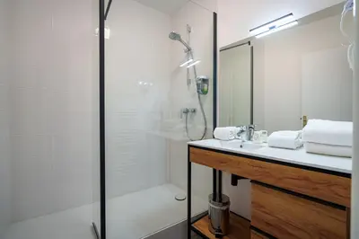 Salle de bains dans l'établissement Hotel Val De Loire