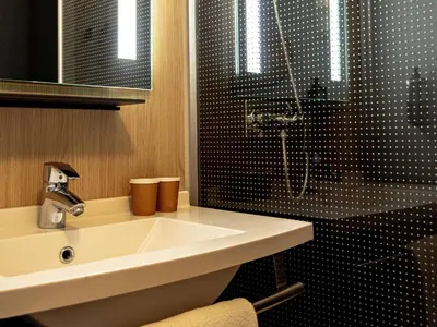 Salle de bains dans l'établissement ibis Le Mans Est Pontlieue
