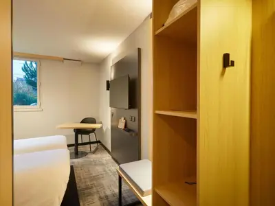 Télévision ou salle de divertissement dans l'établissement ibis Le Mans Est Pontlieue
