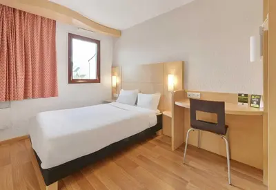 Un ou plusieurs lits dans un hébergement de l'établissement B&B HOTEL Le Mans Centre Cathédrale