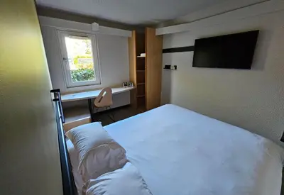 Télévision ou salle de divertissement dans l'établissement B&B HOTEL Blois Nord Vallée Maillard