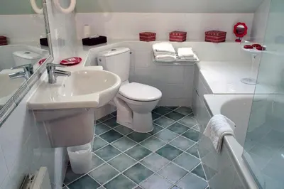 Salle de bains dans l'établissement Logis Auberge Du Centre