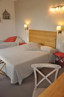 Un ou plusieurs lits dans un hébergement de l'établissement Logis Auberge Du Centre