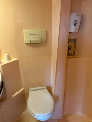 Salle de bains dans l'établissement Premiere Classe Blois Nord