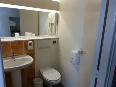 Salle de bains dans l'établissement Logis Hôtel Alizéa Le Mans Nord
