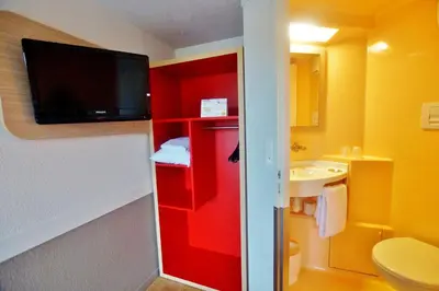 Salle de bains dans l'établissement Premiere Classe Saumur