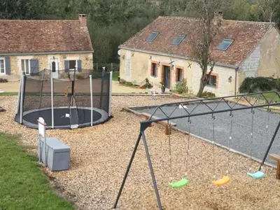 Aire de jeux pour enfants de l'établissement Roulotte de la basse biguerie proche zoo de la flèche