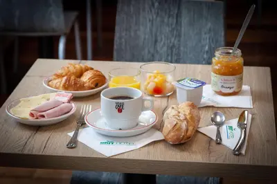Options de petit-déjeuner proposées aux clients de l'établissement Brit Hotel Saumur