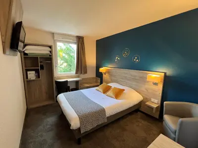 Un ou plusieurs lits dans un hébergement de l'établissement Brit Hotel Saumur