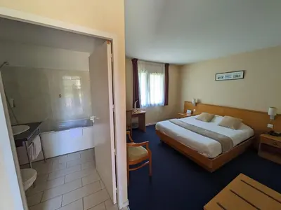 Un ou plusieurs lits dans un hébergement de l'établissement Hotel L'Océane Angers Parc Expo