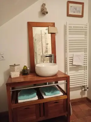 Salle de bains dans l'établissement La douceur Saumuroise avec petit déjeuner