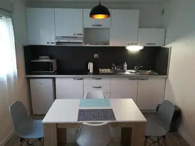 Cuisine ou kitchenette dans l'établissement Cosmopolitan & Parking, Centre ville Le Mans