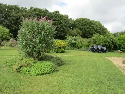 Jardin de l'établissement Gîte confortable avec grand jardin privé et WIFI - FR-1-381-494