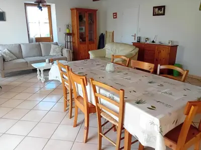 Coin salon dans l'établissement Gîte confortable avec grand jardin privé et WIFI - FR-1-381-494