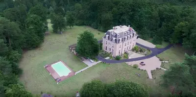 Vue panoramique sur l'établissement Château des Essards avec piscine et jacuzzi