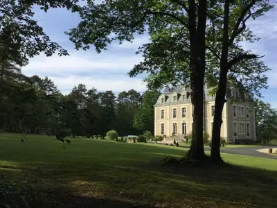 Jardin de l'établissement Château des Essards avec piscine et jacuzzi