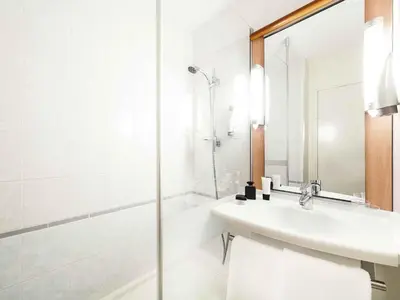 Salle de bains dans l'établissement ibis Châtellerault