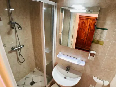 Salle de bains dans l'établissement Cit'Hotel Le Volney