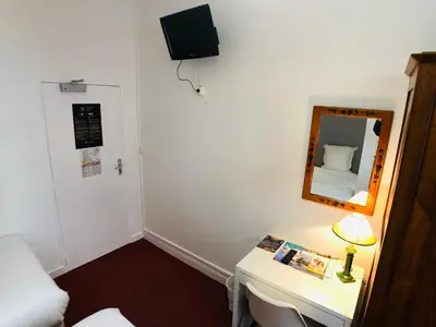 Télévision ou salle de divertissement dans l'établissement Cit'Hotel Le Volney
