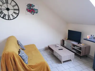 Télévision ou salle de divertissement dans l'établissement Appartement climatisé avec parking privé à Doué la fontaine