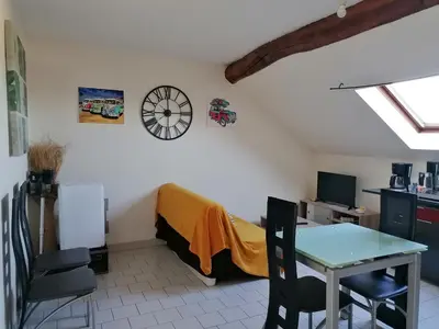 Télévision ou salle de divertissement dans l'établissement Appartement climatisé avec parking privé à Doué la fontaine